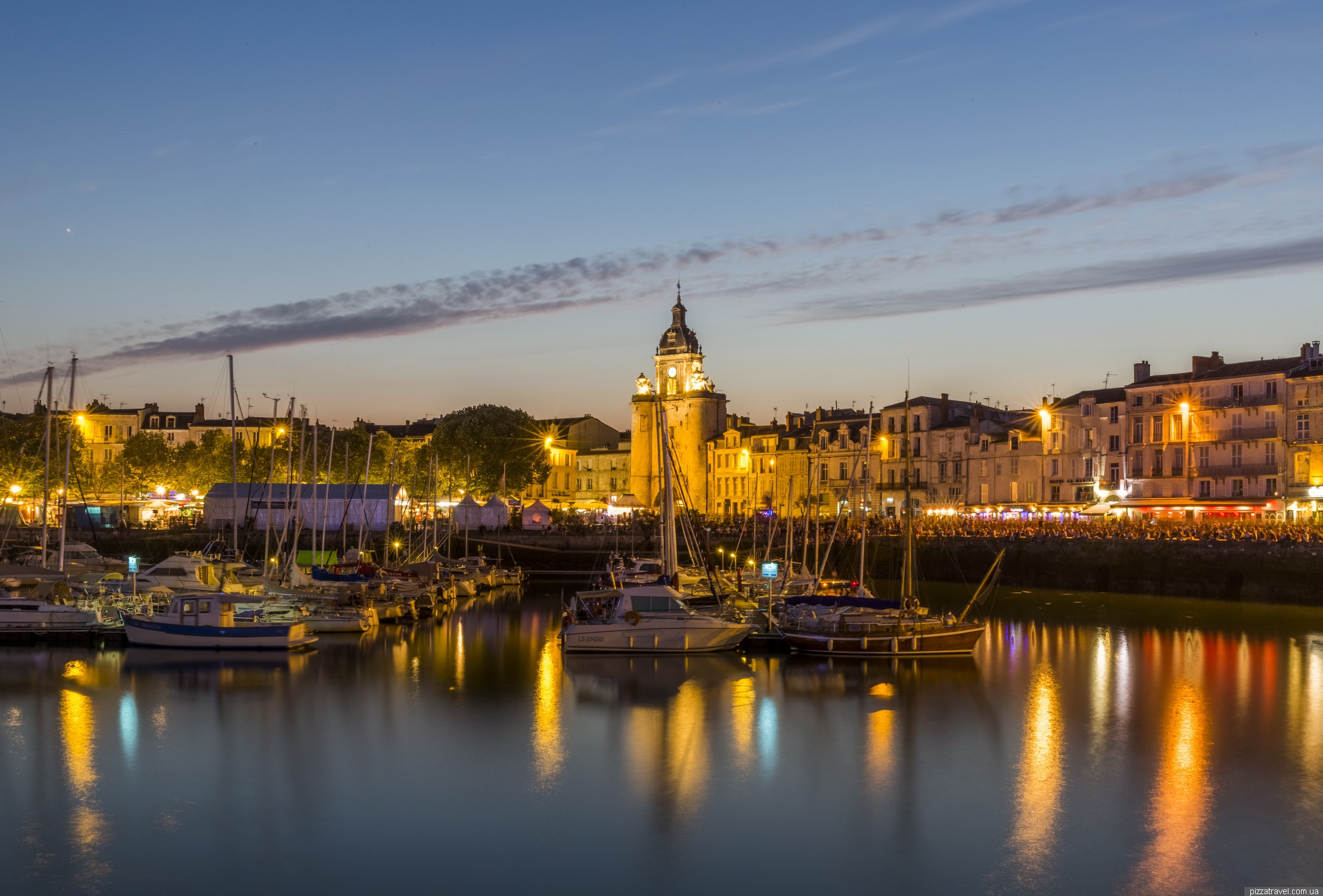 Vue des tours du Vieux Port de La Rochelle