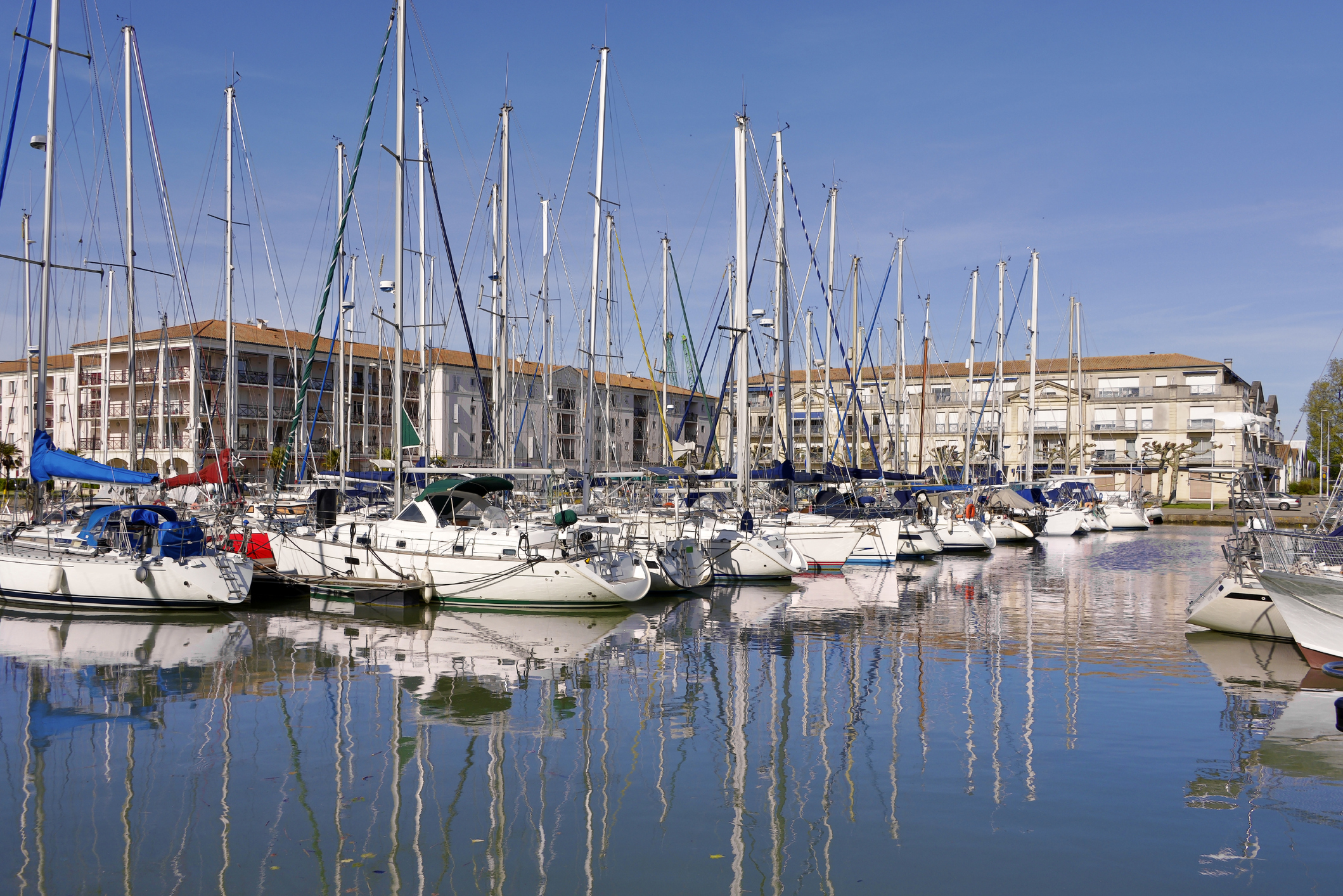 Port de Rochefort avec ses quais et bateaux, lieu d’intervention pour le ramonage