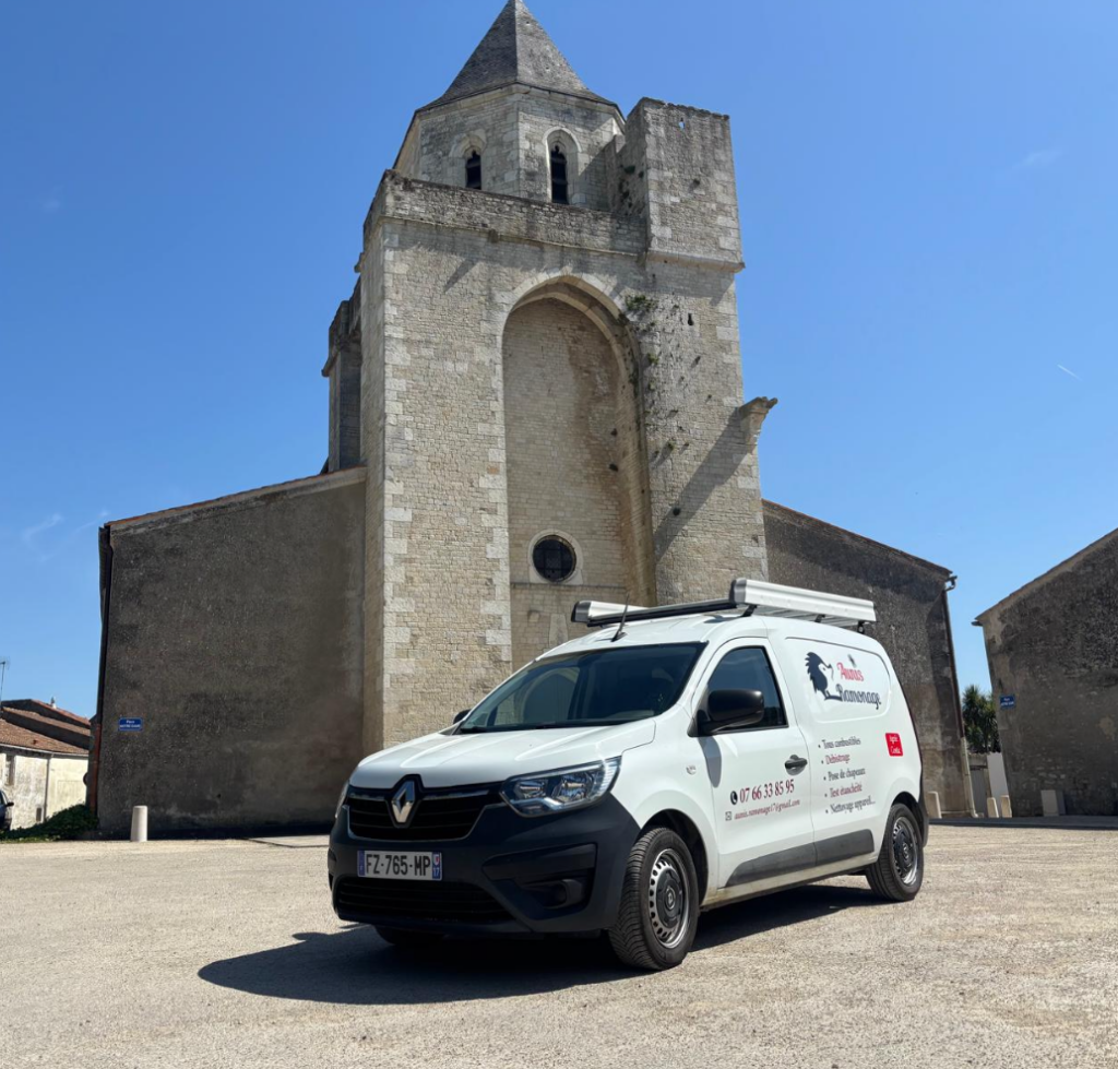 Camionette Aunis ramonage devant l'église de Thairé d'aunis